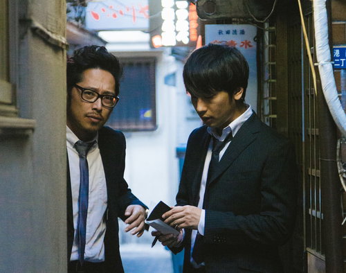 飲み会のお店を探す名幹事スーツ姿の男性2人組