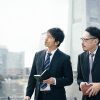 難しい捜査に苦戦を強いられるスーツ姿の二人の男性の写真