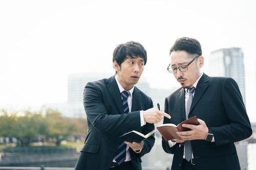 捜査メモの誤字脱字を指摘するスーツ姿の男性記者