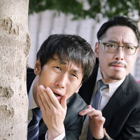 妻の不倫現場を目撃した部下と励ます上司の写真