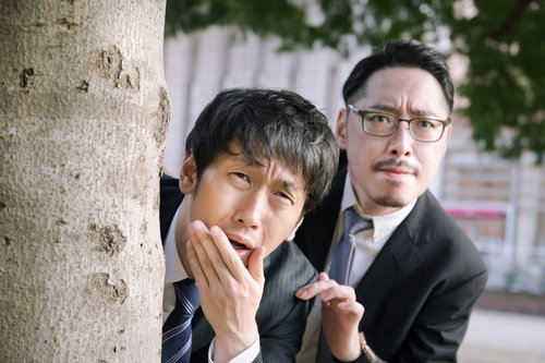 妻の不倫現場を目撃した部下と励ます上司