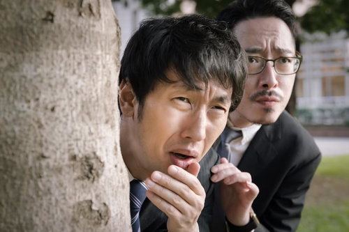 木陰で尾行中に吐き気を催す低年収の私立探偵