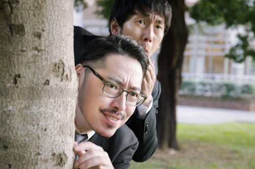 犯行現場を目撃して目玉が飛び出る系刑事が木陰から尾行中