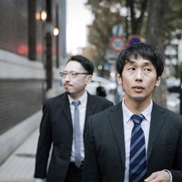 ターゲットを探す記者の写真