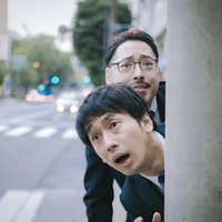 ビルからビルに飛び移るクモ男を目撃して唖然とする男性の写真