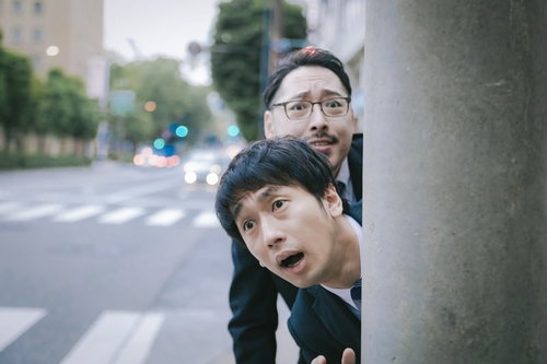 ビルからビルに飛び移るクモ男を目撃して唖然とする男性