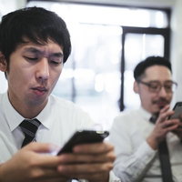 他紙にとくダネを抜かれて顔が曇る記者男性の写真