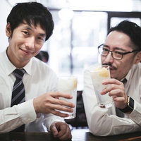 ノー残業デーはレモンサワーで乾杯する上司と部下の写真