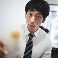 もう一杯いっとく？レモンサワーで乾杯するスーツ姿の男性の写真