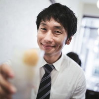 今日はお疲れ様、レモンサワーで乾杯する男性の写真