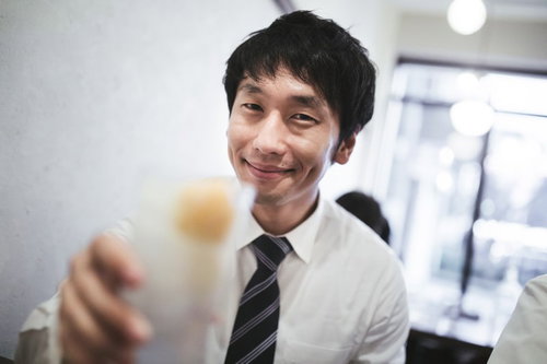 今日はお疲れ様、レモンサワーで乾杯する男性