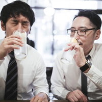 居酒屋でアフターファイブを堪能するスーツ姿の会社員の写真