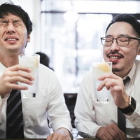 疲れた体にレモンサワーが染み渡る居酒屋での乾杯の写真