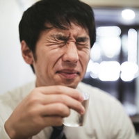 上司のLINEを盗み見する部下の瞬間、職場でのプライバシー問題の写真