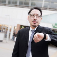 時間通り駅に着いたが誰もいないビジネスマンの写真