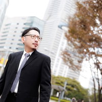 街中で周囲を警戒する刑事の警備活動と見回しの写真