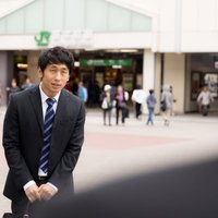 申し訳無さそうに近づいてきたキャッチセールスの営業マンの写真