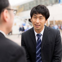 人目を避けたいと話す記者への職質を受ける男性の写真