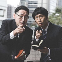 犯人の特徴をズバリ言い当てて驚く捜査中の刑事と記者の写真