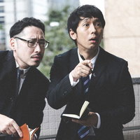 逃亡中の犯人を張り込み中に発見する記者たちの写真