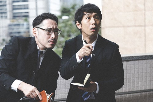 逃亡中の犯人を張り込み中に発見する記者たち