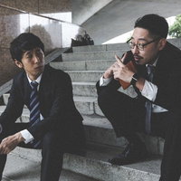 今夜は予定があるからNGです、と拒否のポーズをする男性たちの写真