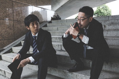 今夜は予定があるからNGです、と拒否のポーズをする男性たち