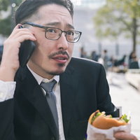 妻から「今夜はハンバーガーね」と告げられた男性の写真