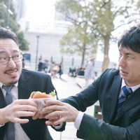 絶品ハンバーガーを奪い合う上司と部下の写真
