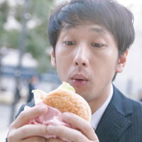 新商品をレビューするグルメライターがハンバーガーを食べるの写真