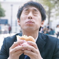 食べた瞬間、星3つを確信するグルメライター兼ハンバーガー評論家の写真