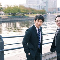 観光地をパトロールする私服警官の男性2人の写真