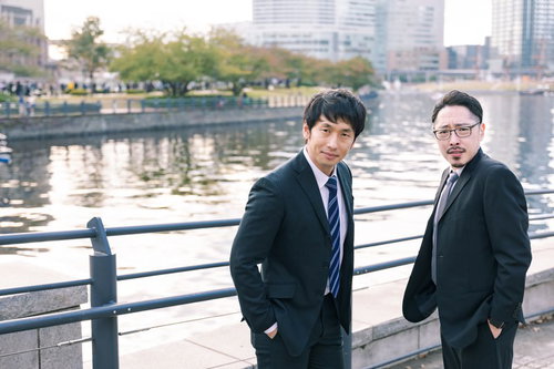 観光地をパトロールする私服警官の男性2人