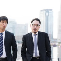 捜査が無駄足に終わった刑事と記者の面会シーンの写真