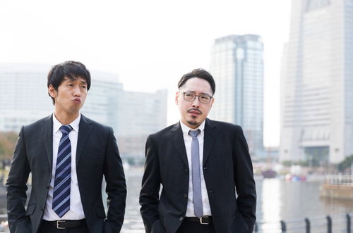 捜査が無駄足に終わった刑事と記者の面会シーン