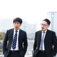 捜査中に手がかりを失った刑事と記者の張り込みの写真