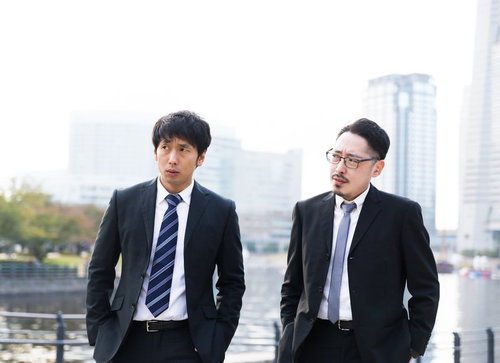 捜査中に手がかりを失った刑事と記者の張り込み