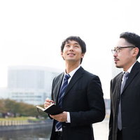 観光地を取材するタウン誌のライターと記者の写真