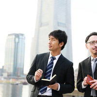 調査に行き詰まった私立探偵と記者による取材の写真