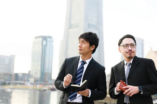 調査に行き詰まった私立探偵と記者による取材