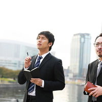 有力な情報を足で探す刑事・記者の張り込みの写真