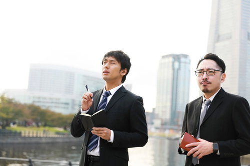 有力な情報を足で探す刑事・記者の張り込み