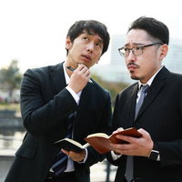 決定的な証拠を見つけられない刑事と記者の張り込みの写真