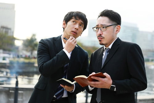 決定的な証拠を見つけられない刑事と記者の張り込み