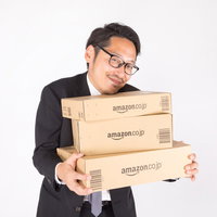 お祝いのほしい物リストが届いてご満悦の眼鏡の会社員の写真