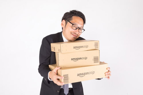 お祝いのほしい物リストが届いてご満悦の眼鏡の会社員