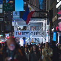 ニューヨークの繁華街、I LOVE NY GIFTSの看板と人混みの写真