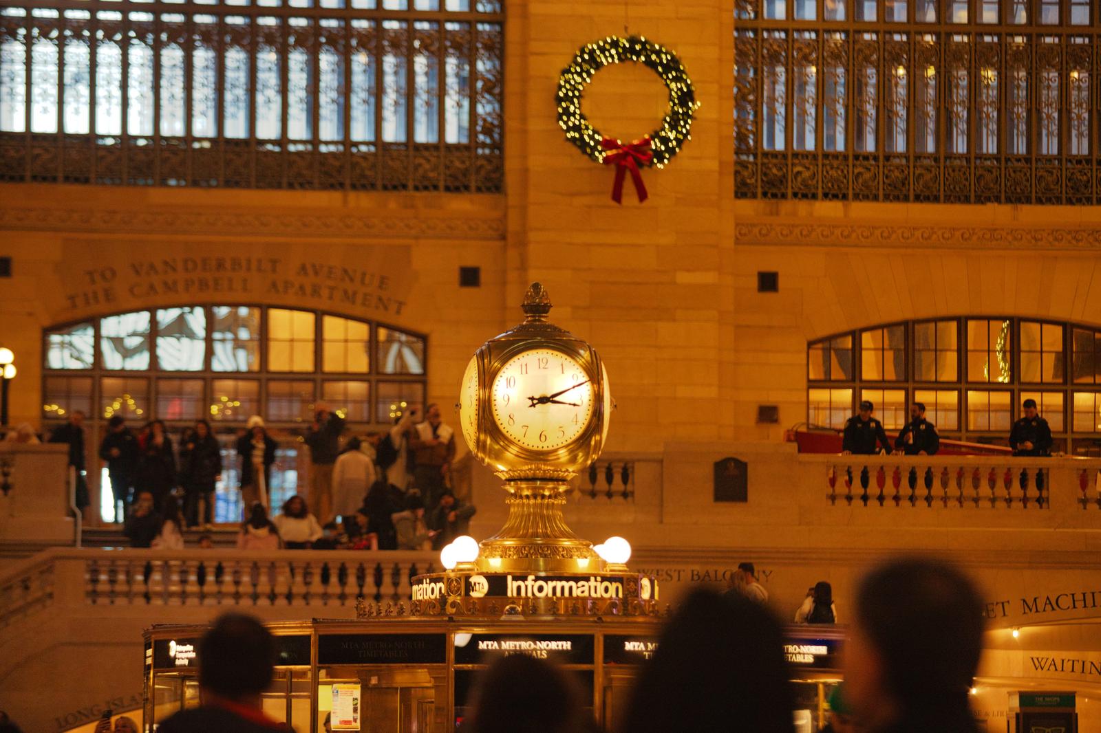 グランドセントラル駅の黄金の時計とクリスマスリースの装飾