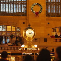 グランドセントラル駅のクリスマス装飾と黄金の時計の写真