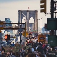 ニューヨーク・ブルックリン橋での人混みと車の渋滞の写真